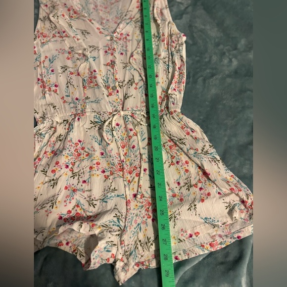 Lilly Rose Floral Romper. Size Small. Front Button And Tie. - Picture 8 of 9